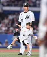 　始球式を務める美馬（後方）の長男・リタくん（撮影・開出牧）