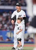 　始球式を務めた長男のリタくんの頭をなでる美馬（撮影・開出牧）