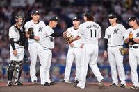 　引退試合に先発し、２番手の沢村（１１）にボールを渡す美馬（中央左）＝撮影・開出牧