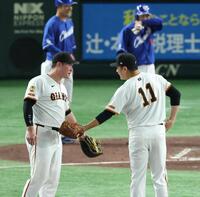 　３回、細川に２ランを浴びリチャードと厳しい表情の田中将（撮影・金田祐二）