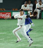 　３回、岡林の一塁への打球でベースカバーに入るも間に合わず安打を許す田中将（撮影・金田祐二）