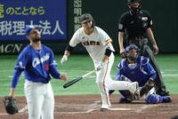 　４回、左前打を放つ田中将（撮影・金田祐二）