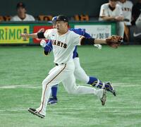 　３回、岡林の一塁への打球でベースカバーに入るも間に合わず安打を許す田中将（撮影・金田祐二）