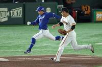 　３回、岡林の一塁への打球でベースカバーに入るも間に合わず安打を許す田中将（撮影・金田祐二）