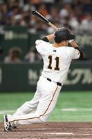 　４回、スイング中にバランスを崩す田中将（撮影・伊藤笙子）