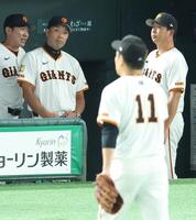 　６回を投げきった田中将と阿部監督（撮影・金田祐二）