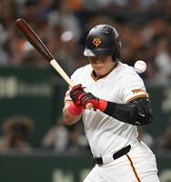 　７回、死球を受ける岡本（撮影・伊藤笙子）