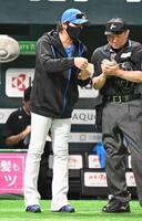 　選手交代を告げる新庄監督