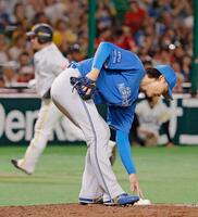 　４回、山川（奥）に本塁打を浴びた山崎