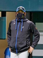 　６回の攻撃を終え、選手交代を告げる新庄監督