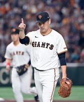 　４回表を投げ終えてベンチに戻る田中将