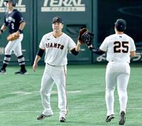 　６回、福永を三ゴロに打ち取り、三塁手岡本（右）とタッチを交わす田中将