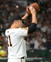 　１回、中山の２点適時二塁打に両手を挙げて喜ぶ田中将（撮影・伊藤笙子）