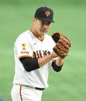 　初回を無失点に抑え、捕手・小林に目配せをする田中将（撮影・伊藤笙子）