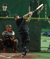　試合前、打撃練習する坂本（撮影・金田祐二）