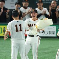　日米通算２００勝達成の田中将を祝福する坂本（撮影・金田祐二）