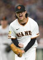 　７回、鵜飼から空振り三振を奪い、雄たけびを上げる田中瑛（撮影・伊藤笙子）