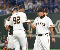 　８回、大勢に代えてマルティネス（左）を投入する阿部監督（撮影・伊藤笙子）