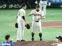 　８回、大勢からマルティネスに代える阿部監督（撮影・金田祐二）