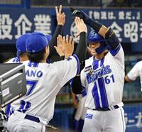 　１回、先頭打者本塁打を放ち、ナインに迎えられる蝦名（右）