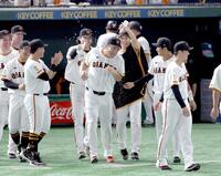 　日米通算２００勝を達成し、ナインから祝福される田中将（中央）