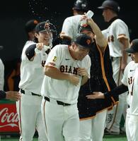 　日米通算２００勝を達成し水を掛けられて祝福される田中将（撮影・金田祐二）