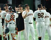 　マルティネスら迎える田中将（撮影・金田祐二）