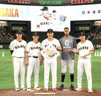 　日米通算２００勝を達成した田中将（中央）と記念撮影する（左から）田中瑛、小林、マルティネス、大勢（撮影・伊藤笙子）