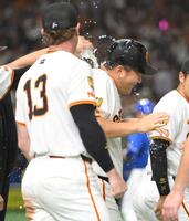 　日米通算２００勝を達成し、大勢と田中瑛斗から水を掛けられる田中将（撮影・伊藤笙子）