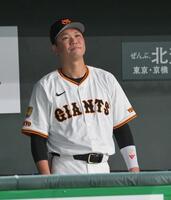 　日米通算２００勝を達成した田中将のヒーローインタビューをベンチから見つめる坂本（撮影・伊藤笙子）