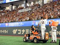 　日米通算２００勝を達成し、ライトスタンドの巨人ファンの声援に応える田中将（撮影・伊藤笙子）