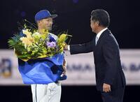 　工藤公康氏（右）からねぎらいの言葉をかけてもらう森唯（撮影・佐藤厚）