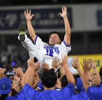 　選手たちの手で胴上げされる森唯（撮影・佐藤厚）