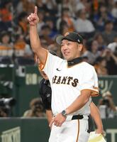 　試合後、引退する笠原昌春審判員（奥）との記念撮影前に退場のジェスチャーをする阿部監督（撮影・伊藤笙子）