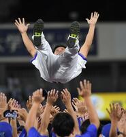 　選手たちの手で胴上げされる森唯（撮影・佐藤厚）