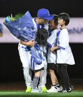 　３人の子どもたちを抱きしめる森唯（撮影・佐藤厚）