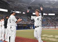 　引退試合の登板を終えスタンドの拍手に応える美馬（撮影・開出牧）