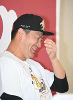 　笑顔で会見する田中将