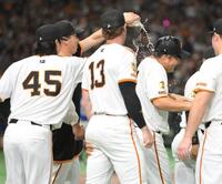 　日米通算２００勝を達成し、（左から）田中瑛と大勢から水を掛けられる田中将（右）＝撮影・伊藤笙子