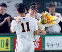 　日米通算２００勝を達成した田中将（手前）を祝福する巨人の坂本