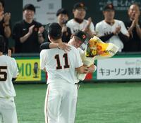 　日米通算２００勝の田中将を祝福する坂本（撮影・金田祐二）