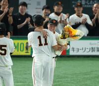 　日米通算２００勝達成の田中将を祝福する坂本（撮影・金田祐二）