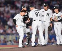 　吉井監督（８１）から記念のボールを受け取り降板した美馬（左）＝撮影・開出牧