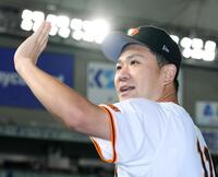 　日米通算２００勝を達成し、ファンとタッチを交わす田中将