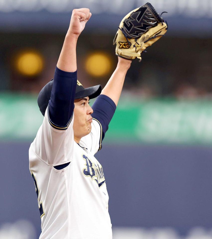 　完封勝利を飾り、両手を挙げ喜ぶ九里（撮影・山口登）