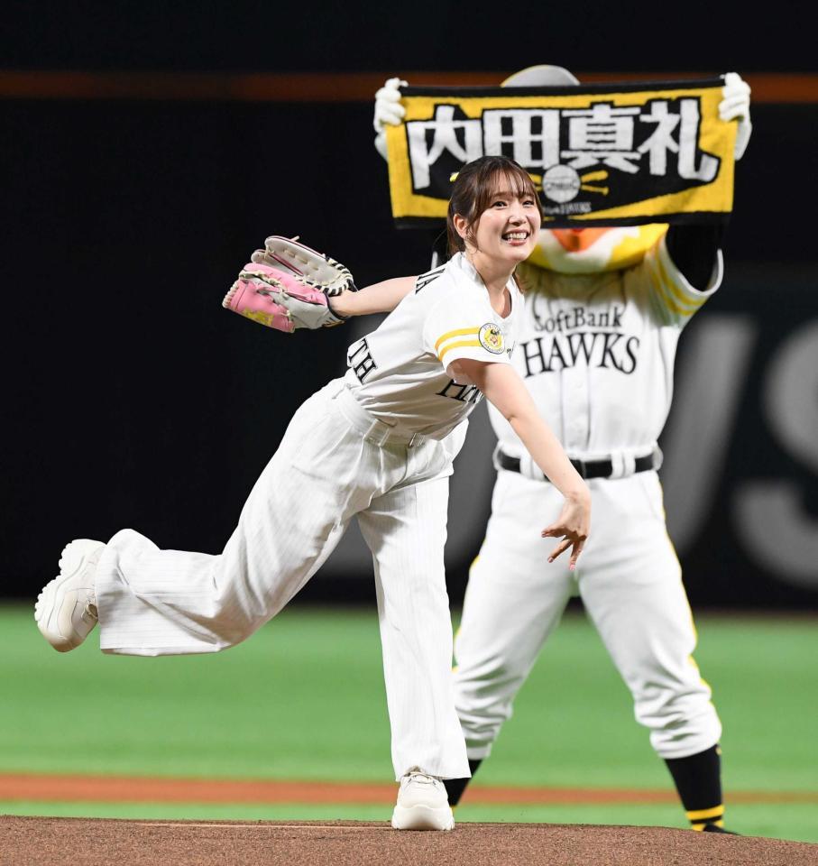 　始球式を行う声優の内田真礼（２４年６月）