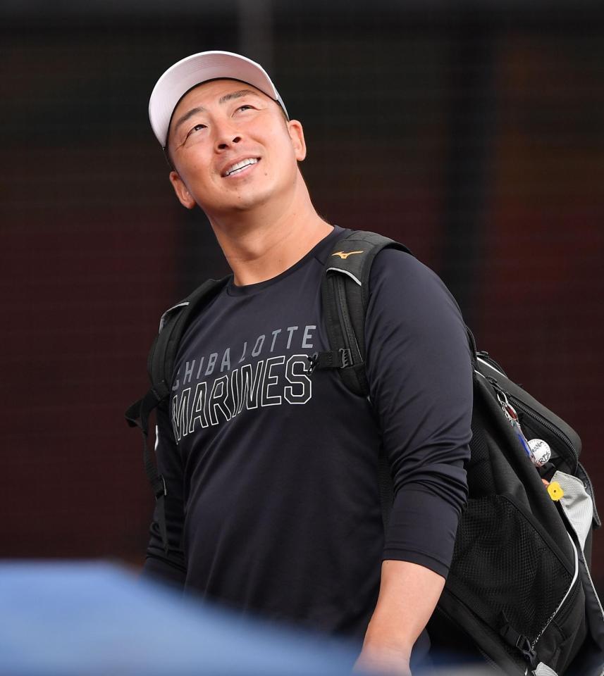 　引退試合の前にグラウンドに現れ、心配そうに曇り空を見上げる美馬（撮影・開出牧）