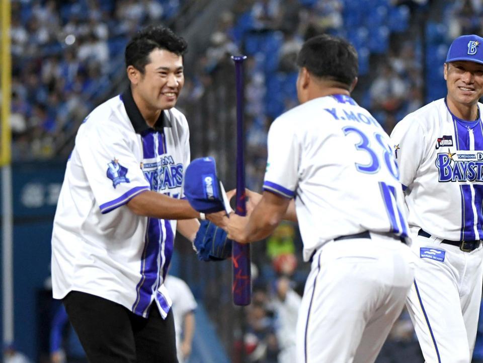 　セレモニアルピッチで打席に立った森敬（右）と握手する松山英樹（撮影・佐藤厚）