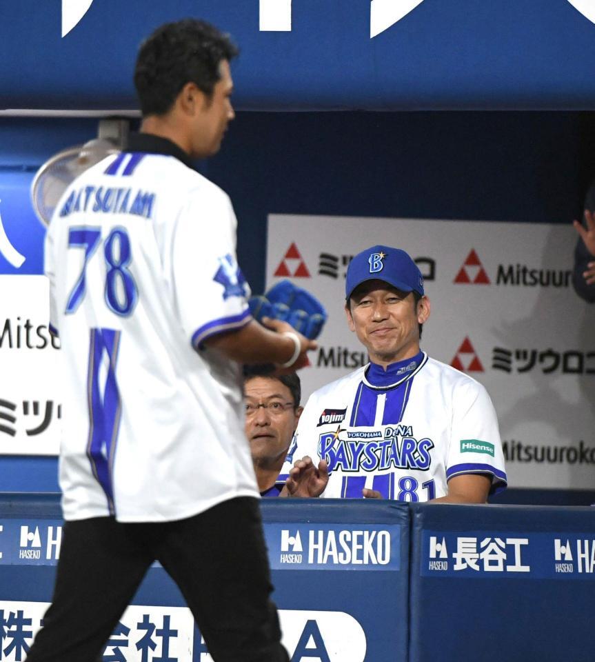 　投球を終えた松山英樹（左）に拍手を送る三浦監督（撮影・佐藤厚）