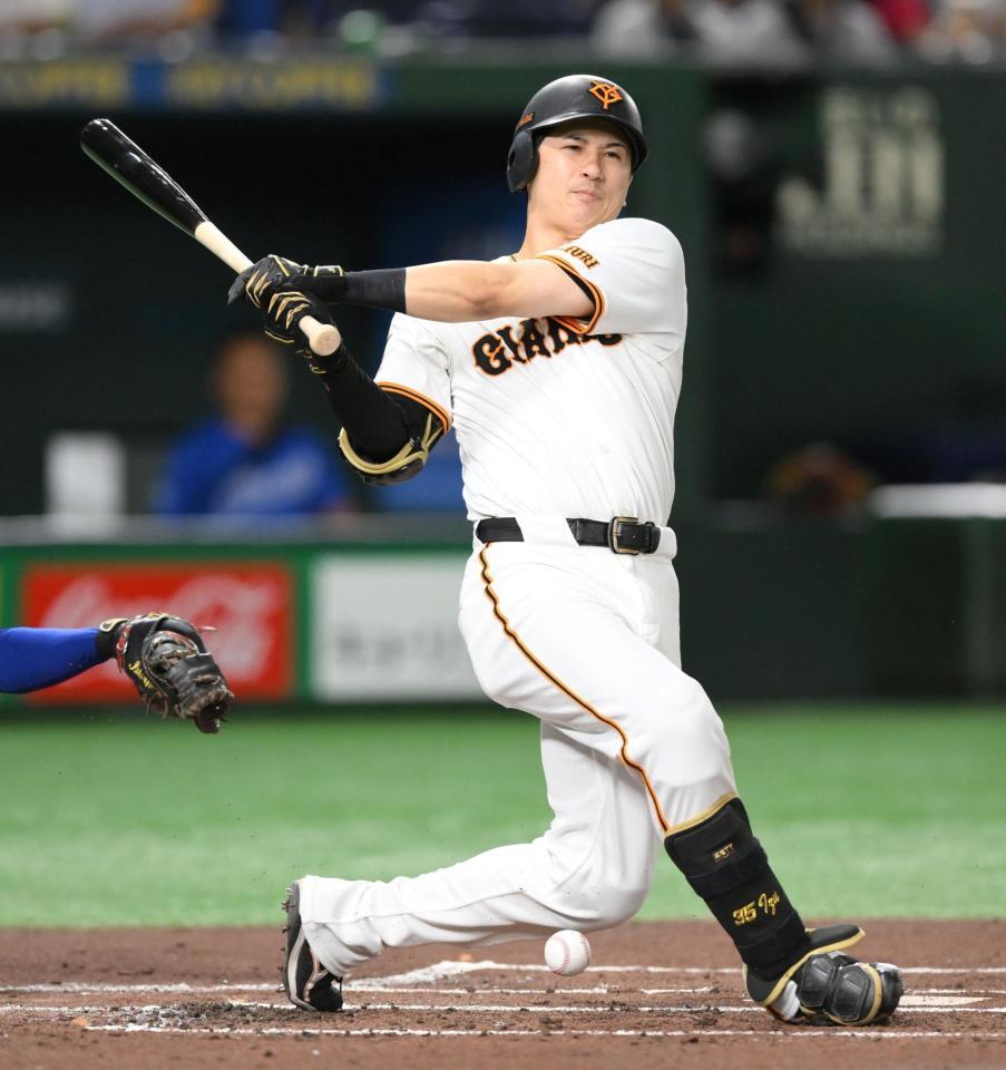 　１回、右足に自打球を受ける泉口（撮影・伊藤笙子）